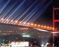 Cumhuriyetin 83. kuruluş yıldönümü etkinlikleri çerçevesinde sergilenen ışık gösterisi ile İstanbul Boğazı ışık cümbüşü yaşadı. Işık gösterileriyle büyülenen binlerce İstanbullu, daha sonra Kenan Doğulu konseri ile coştu.