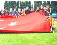 BAYRAMI KUTLADILAR... G.Saray dn yapt idman ncesi Cumhuriyet Bayramn kutlad. Sar-krmzl futbolcu ve teknik heyeti bayramzla basna poz verdi.