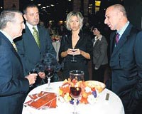 SABAH gazetesi sahibi Turgay Ciner, SABAH Genel Yayn Ynetmeni Fatih Altayl ve ei Hande Altayl Rahmi Kola bir sre sohbet etti.
