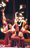 ATEŞLE DANS Ateş, çember ve denge çubukları gibi aksesuvarlarla gösteri yapan Kanadalı Cirque Eloize grubu, davetlilerin beğenisini topladı.