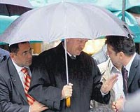 Erdoğan, dün cuma namazını Dolmabahçe Bezmi Alem Valide Sultan Camisinde kıldı. Erdoğan, namaz bitiminde vatandaşlarla sohbet etti.