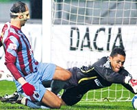 MARTN DEL MARTNEZ.... Trabzonun bu sezonki ilk penaltsn kullanan Ersen Martin, Martineze takld. Kolombiyal kaleci, ikinci hamlede topa sahip oldu.