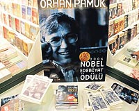 25. stanbul Kitap Fuarn ziyaret eden binlerce kitapsever Nobel Edebiyat dl sahibi yazar Orhan Pamukun eserlerine byk ilgi gsterdi.