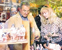 24 saatlik bir yolculuğun ardından Santiagoya ulaşan Baykal, ilk iş olarak Atatürk anıtı ve meydanını ziyaret etti. Daha sonra Los Domenicos alışveriş köyünü de gezen Baykal, burada hediyelik eşya satan bir dükkândan aile dostlarının minik kızına oyuncak bebek satın aldı.