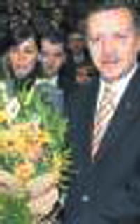 AKP Grup toplantısında Erdoğana geçmiş olsun çiçeği verildi.