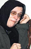 NASIL KIYDILAR! 19 yaşında kaybolan Handanın annesi Fatma Çakalın gözünün yaşı, iki yıldır dinmek bilmiyor.
