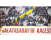 zmirdeki Galatasarayllar, takmlarn hem tezahratlar hem de pankartlar ile destekledi.
