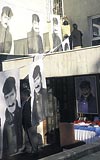 Bülent Ecevitin evi poster ve bayraklarla süslendi.