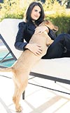 Gerçek bir hayvansever olan güzel yıldız Penelope Cruz ve köpeği Leon.