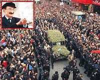 Türkiyenin 50 yılına damgasını vuran Bülent Ecevite halkçı lakabını takan on binlerce kişi Ankara sokaklarını doldurdu. Son görevlerini yerine getirmek için gün boyu kortejin arkasından yürüdüler. Atatürk ve Ecevit posterleriyle yürüdüler ve ağladılar...