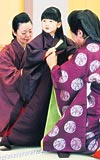 Japonya kraliyet ailesinin 5 yandaki yesi Aiko, yaplan renkli geleneksel trenle bebeklikten ocuklua geti.