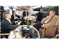 EVSAHİBİ TERİM! Fatih Terim, daha önce teknik direkörlük yaptığı İtalyada ev sahipliği yaptı. (Soldan sağa) Gürcan Bilgiç, Antonio di Gennaro, Serdar Ali Çelikler, Fatih Terim, Levent Tüzemen, Cafe de Pariste sohbet ettiler.