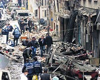15 KASIM 2003TE BETH ISRAİL SİNAGOGU... İstanbulu kana bulayan El Kaide bombaları ilk önce Musevi cemaatine ait sinagoglarda patladı. İki sinagogtaki eylemden sonra 27 kişi ölmüş 250 kişi ise yaralanmıştı.