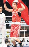 ZORU BAŞARDI 50 kilo boksörümüz Hasibe Erkoç, Dünya Şampiyonası finalinde altın madalyaya ulaşmayı başarırken, Çinli rakibi Siyuan kadar bir türlü kurtulamadığı grip ve yüksek ateş ile de mücadele etti. Erkoç, 3 gün yatarak, finale çıktım. Özellikle son raundu hatırlamıyor um bile diye konuştu.