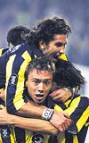 İLK KEZ 5 ZAFER Fenerbahçe, Palermoyu devirerek bu sezon Avrupa Kupalarında beşinci galibiyetini aldı ve bir ilke imza attı. Sarılacivertli ekibin bu yıla kadar Avrupada bir sezonda en fazla üç galibiyeti vardı.