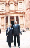 Başbakan Erdoğan ve eşi Emine Erdoğan Ürdün tapınakları önünde hatıra fotoğrafı çektirdi.