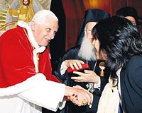 Papa, Patrik Bartholomeosun verdii resepsiyonda Sabah Roma Temsilcisi Yasemin Takn ile tokalat. 