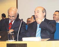 Unaktan (ortada) komisyonda Maliye Mstear Hasan Basri Aktan (solda) ve B Bakan Metin Kilci ile birlikte oturdu.