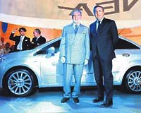 Rahmi Ko, eski Tofa CEOsu Altavilla ile Auto Show Fuarnda Lineay incelemiti.
