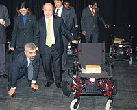Maliye Bakan Unaktan Bursada engelli 50 kiiye akl tekerlekli sandalye datt.