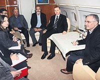 Başbakan, Tahrana giderken uçakta gazetecilerle sohbet etti.