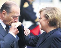 Fransa Cumhurbakan Chirac bugn Merkelle grecek.
