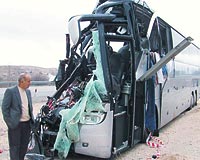 OTOBS HURDAYA DND... Burdurda meydana gelen kazada, domates ykl kamyonla arpan yolcu otobs hurdaya dnerken, olayda 11 kii hayatn kaybetti.