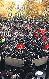 Binlerce öğrenci rejim aleyhine sloganlar attı.