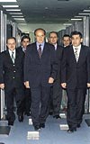 Arıoğlu ve ekibi Başkan Yardımcıları Mehmet Atuğ, Metin Kayrak, Grup Başkanları Mehmet Öner, Ali İbrahim Aydın ve Daire Başkanı Mustafa Erdin ile birlikte elektronik kümesi gezdirdi.