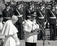 ili diktatr Augusto Pinochet (sada), konuma yaparken, Papa II. Jean Paul (solda) dinliyor. (Santiago, ili - 1 Nisan 1987)