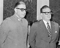 ili Devlet Bakan Salvador Allende (solda) ile Pinochet (sada), Pinochetin ordu bakomutanlna getirildii trende bir aradalar (23 Austos 1973). 18 gn sonra Pinochet, Allendenin hayatn yitirdii darbe ile ynetime el koydu.