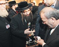 BAKANLA HAHAM SOHBET.... Neutrei Karta isimli Siyonizm kart Ortodoks Yahudi Hahamlar konferans alnda ran Dileri Bakan Mottakiyle grt. Ayakst sohbette birbirlerine kartvizitlerini verdi.