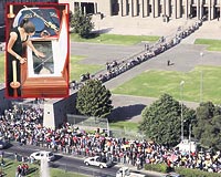 TORUNU DA TABUTUN BAINDA GZYAI DKT.... Dn cesedi yaklan Pinochetnin tabutunu ziyaret edip yzn son defa grenlerden biri de, eski diktatrn torunu Maria Jose Martinezdi.