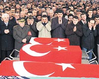 Patlamada hayatn kaybeden stemen Ercan Polatn ei Halime (29), kzlar Rana (7) ve Ada Sena Polat (1) dnk cenaze treninin ardndan defnedildi. 