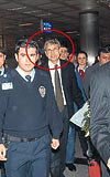 HALK ALKILADI, POLS BYLE ARABASINA GTRD Trkiyeye dnen Nobel dll yazar Orhan Pamuk havalimannda halkn sevgi gsterisiyle karland. Gvenlik gleri ise Pamuk iin geni gvenlik nlemi ald ve arabasna kadar elik etti.