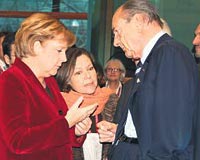 Brkseldeki liderler zirvesinde Merkel ile Chirac sk sk biraraya geldii gzlendi.