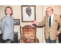 Ahmet Ertegn, Bill Clintonun ei eski First Leydi Hillary Clintonla.