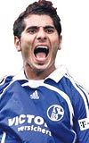 SLOMKANIN ADAMI! kizi Hamit ile beraber Schalke formas giyen Halil Altntop, mavi-beyazl formay giymeketn dolay mutlu. 17 lig manda 4 gol atan Halil, teknik patron Mirko Slomkann da gzdesi.