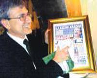 SABAH HEDYE EDLD Orhan Gencebay ve Ali Krca ile hatra fotoraf ektiren Pamuka, Nobel dln kazand haberinin yer ald SABAH gazetesinin 1inci sayfas da armaan edildi.