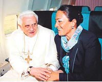 HOSTESLERE YAKIN LG Vatikan yolunda Bodrum uann hostesleriyle sohbet eden Papa, eref defterine duygularn yle ifade etti: Bu gzel uular iin tm kalbimle teekkr ediyorum.