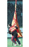 Sounessin 1995-96 Trkiye Kupas finalinde Kadkye diktii bayrak hl unutulmad.