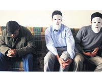 Teslim olan 3 PKK yesi tannmamak iin maskeyle konutu.