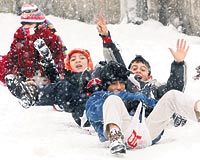 Trabzonda youn kar nedeniyle okullar bir gn tatil edildi. Kentte bu duruma en ok sevinenler kukusuz ocuklar oldu. Gnllerince karda oynayp elendiler...