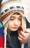 GZYALARI DURMADI .... lkokul ikinci snfa giden 8 yandaki Mustafa Bikin, annesi iin dzenlenen cenaze trenine babas ile birlikte geldi. Babasnn elini brakmayan kk ocuu gzya dinmedi.