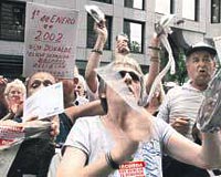 PROTESTOLAR HL SRYOR Arjantin Yksek Mahkemesi nnde toplanan protestocular zerlerinde, Unutmayn: Bankalar sizi soydu ve soymaya devam ediyor yazl pankartlarla protestolarn srdryor. 