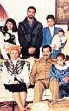 1990 ylnda ekilen bu fotorafta Saddam Hseyin ei ve ocuklaryla grlyor.