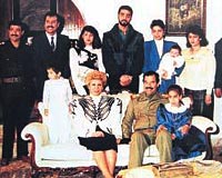 Saddam, 1990 ylna ait bu fotorafta, ailesiyle bakanlk saraynda mutlu gnlerinde... Hseyin ailesinin birok yesi artk hayatta deil.