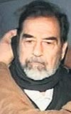 TAKIM ELBSESYLE GELD .... ngiliz basnnn 37 yl nce kendi kard idam yasas kurallar erevesinde Saddam Hseyinin yeil bir kostm giyecei iddias doru kmad. Saddam, yargland srada giydii siyah takm elbise, siyah ayakkab ve apkas ile infaz odasna geldi. Yznn kapatlmasn istemeyen Saddamn boynuna ip geirilmeden nce infaz gerekletirenlerden gardiyanlardan biri siyah atk balad.