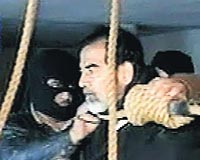 TE O GRNTLER... Saddamn idam grntleri bir anda dnyann drt bir yerinde izlendi. Avcadaki mezar ise taraftarlarnca ziyaret ediliyor.