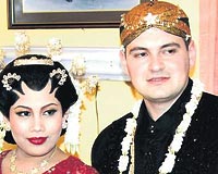 Murat Zaimolu evlenebilmek iin Endonezya geleneklerine uydu, zorlu bir nianllk sresi geirdi.